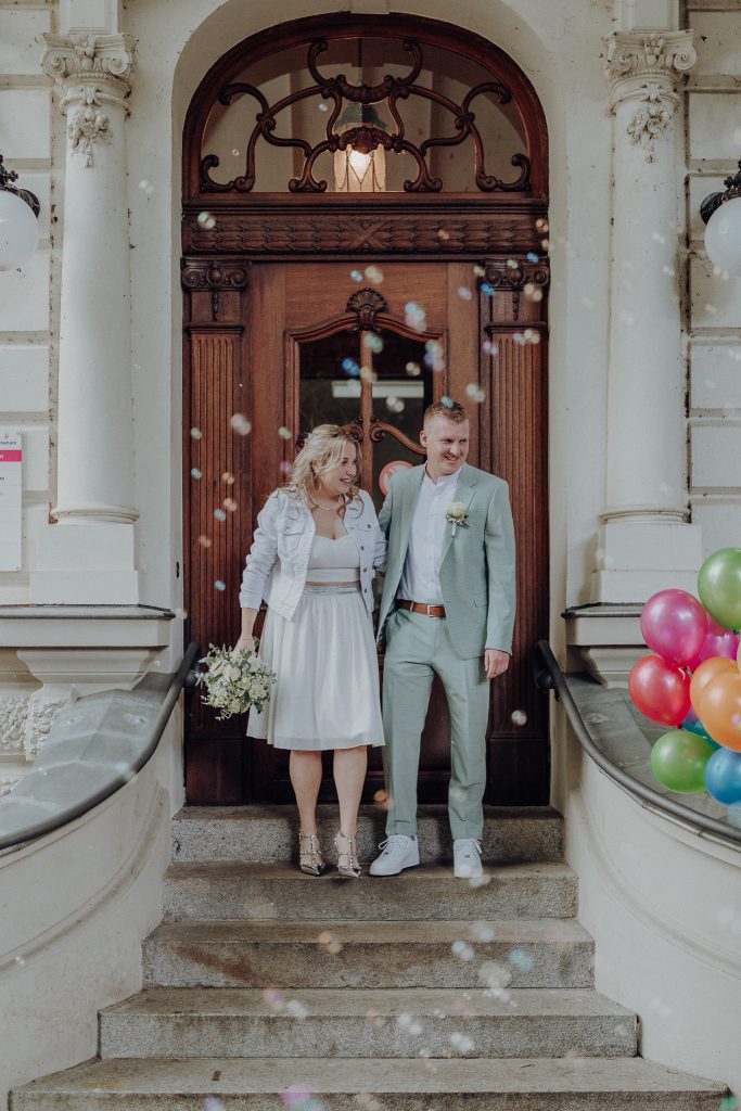 Hochzeitspaar kommt aus dem Standesamt