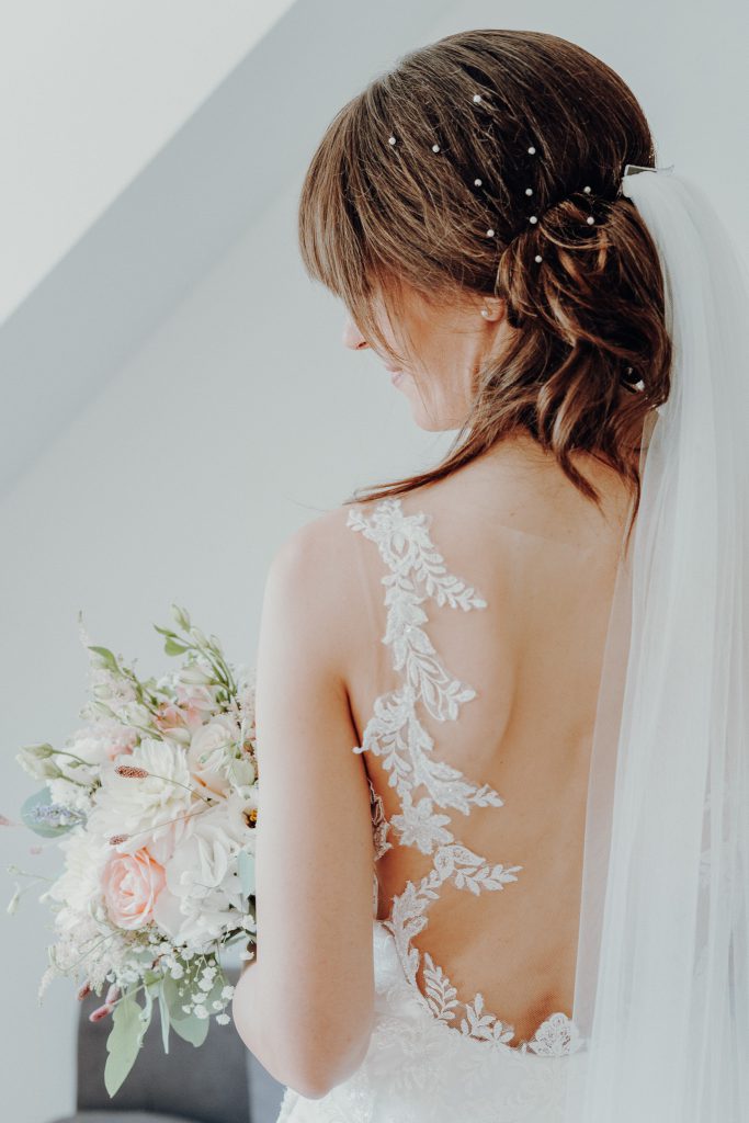 Brautkleid mit Blumenstickerei Detail