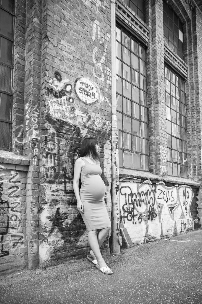 Schwangerschaftsfoto vor Graffitiwand