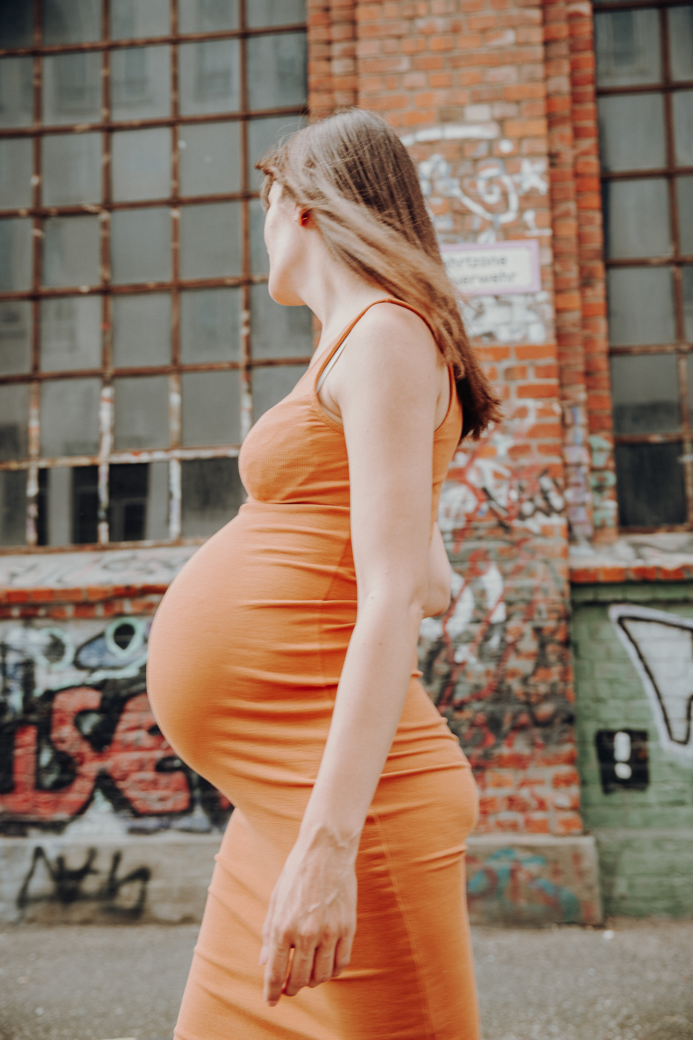 Schwangere Frau im Laufen - Babybauch & Newborn