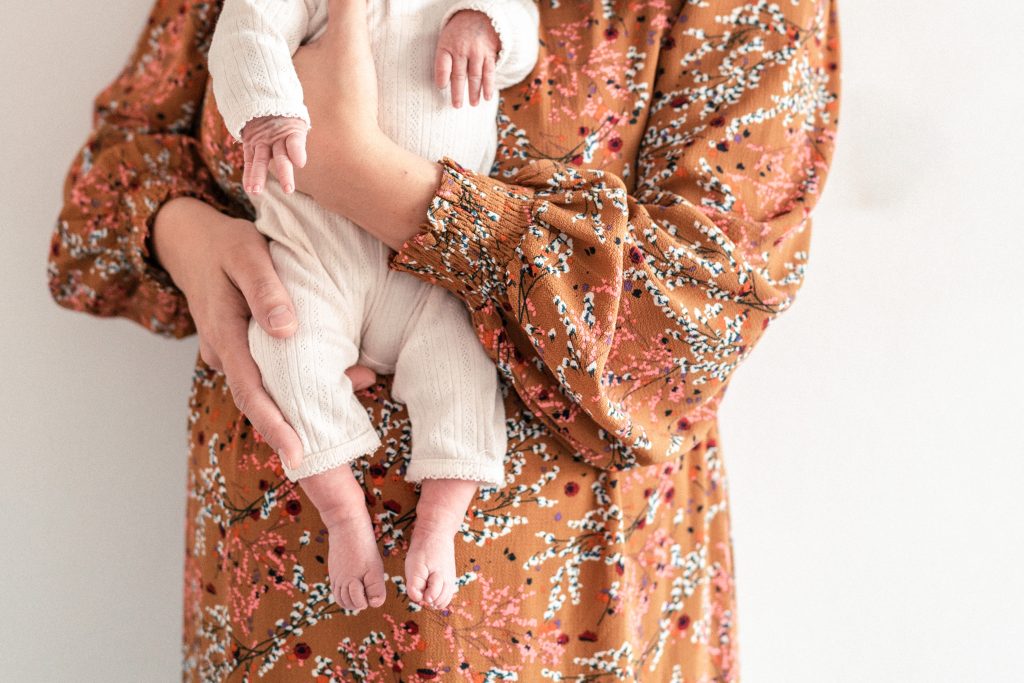 Frau mit Baby auf dem Arm