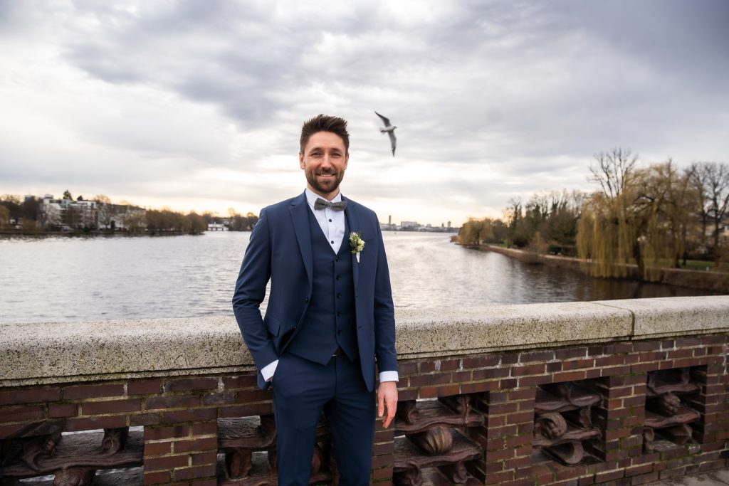 Bräutigam im blauen Anzug an der Alster