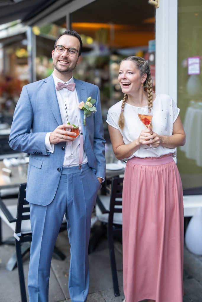 Gäste stoßen mit Drinks an