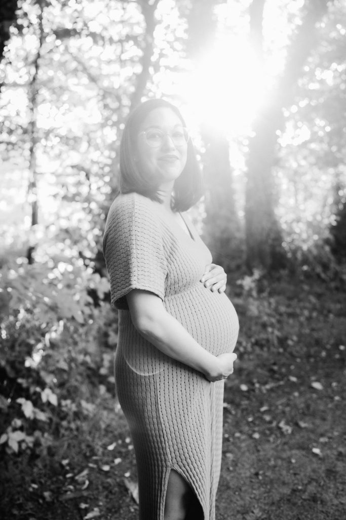 Schwangere Frau Outdoor schwarzweiß